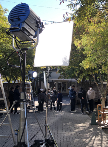大規模ロケ、照明部も充実